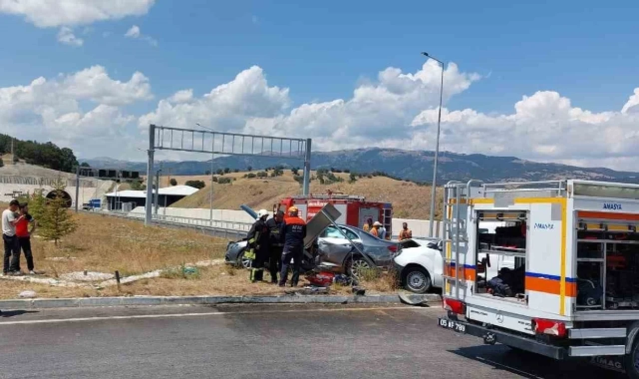 Amasya’da otomobil ile hafif ticari araç çarpıştı: 6 yaralı