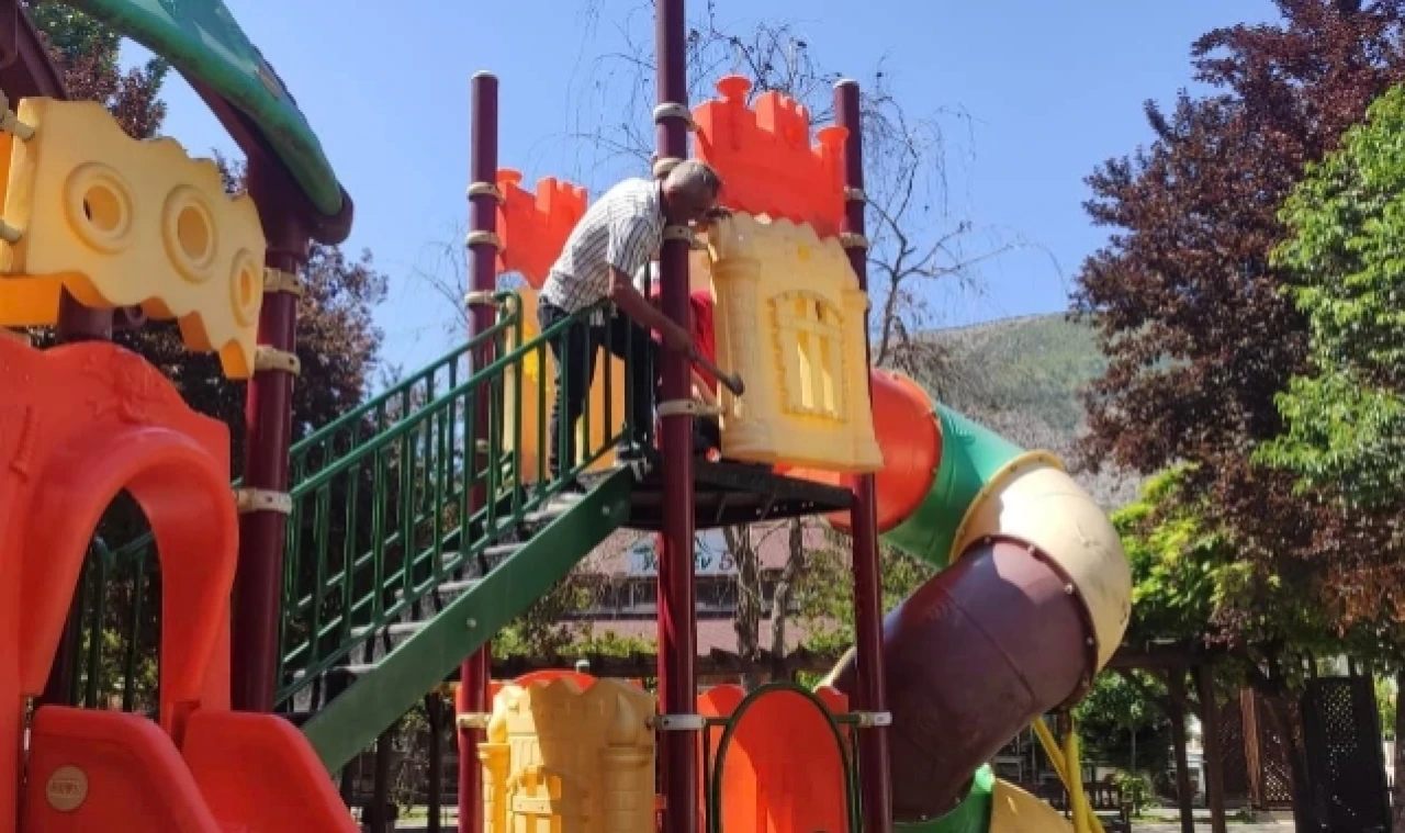 Çocuk Parkları Yeni Görünümüne Kavuşuyor