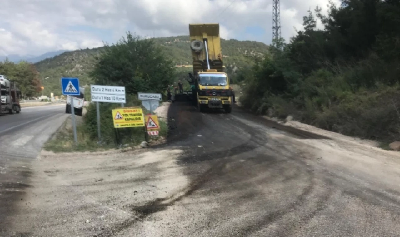 Köy yollarında asfalt çalışmaları devam ediyor