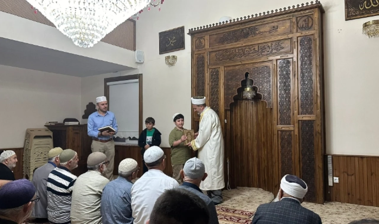 Öğrenciler Sabah Namazında Camide Buluştu