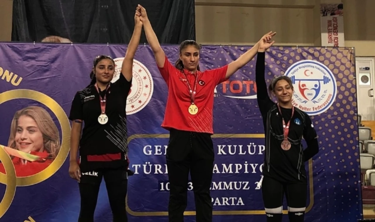 Zehra Nur yine madalya ile döndü
