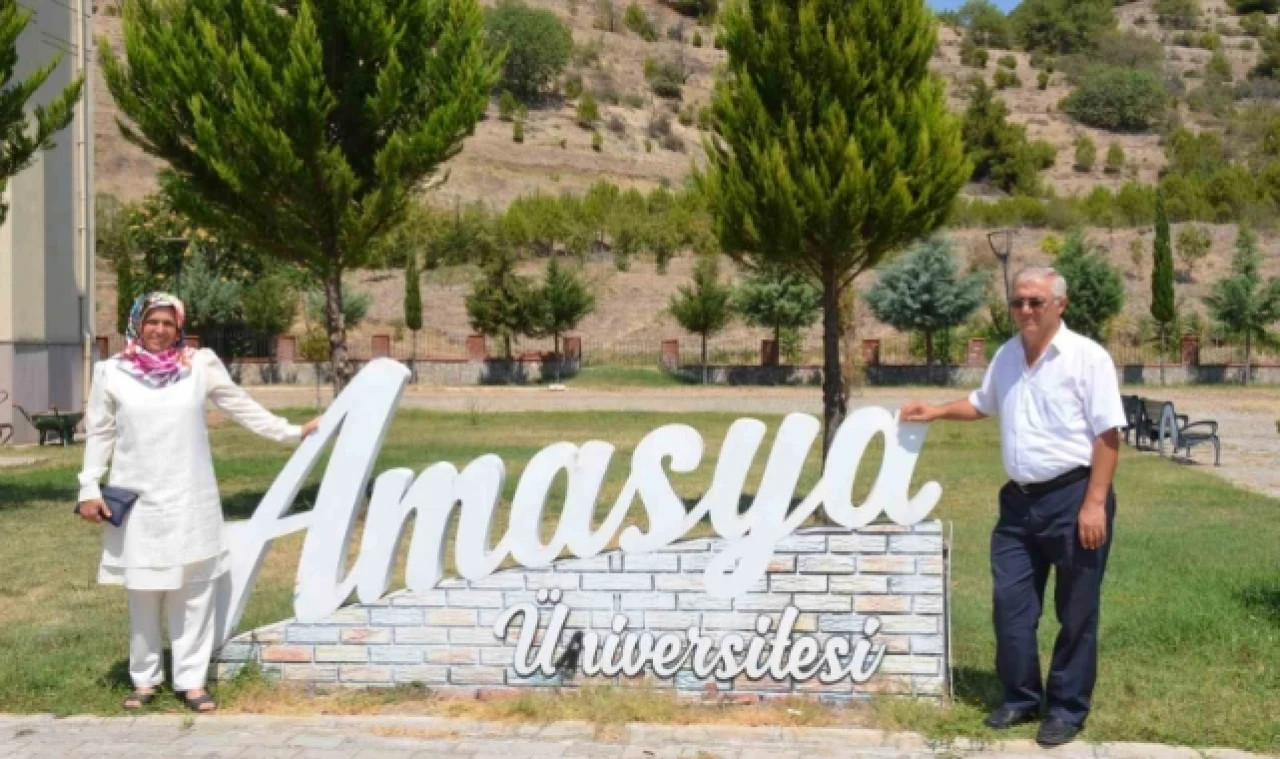 28 yıllık çift evliliklerini üniversite ile taçlandırdı