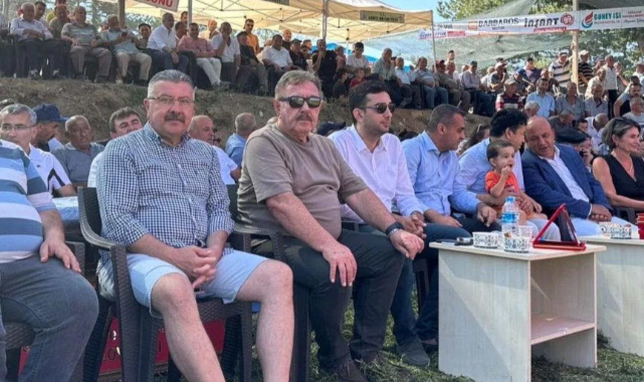 Başkan Kargı Gerze'de Karakucak Güreşlerini İzledi