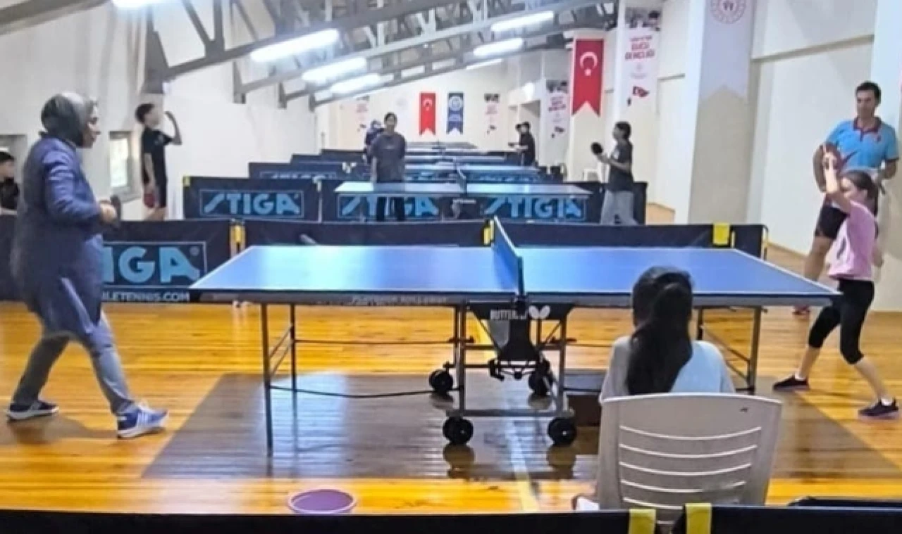 Doruk, Sporcularla Masa Tenisi Oynadı