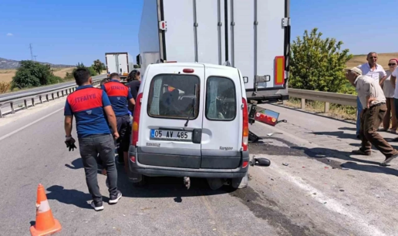 Gümüşhacıköy'de hafif ticari araç tıra çarptı: 1 ölü