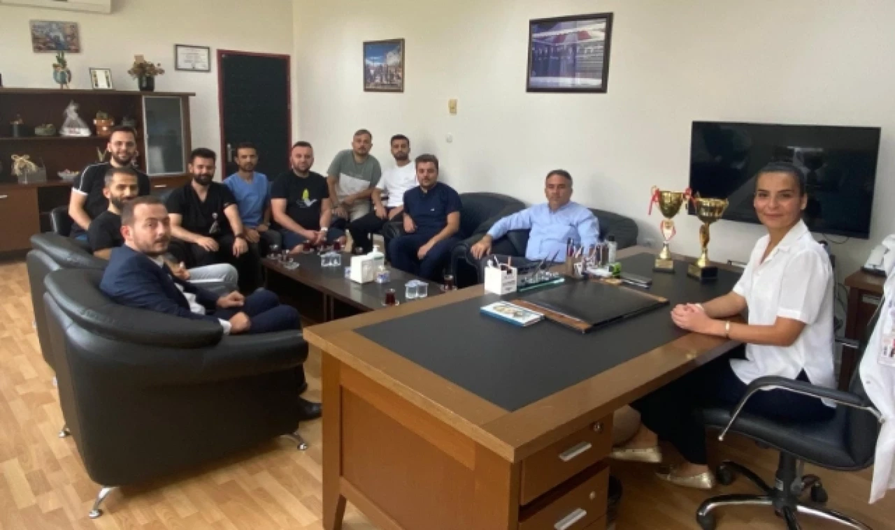 Köroğlu, Hastane Takımına Kupalarını takdim etti