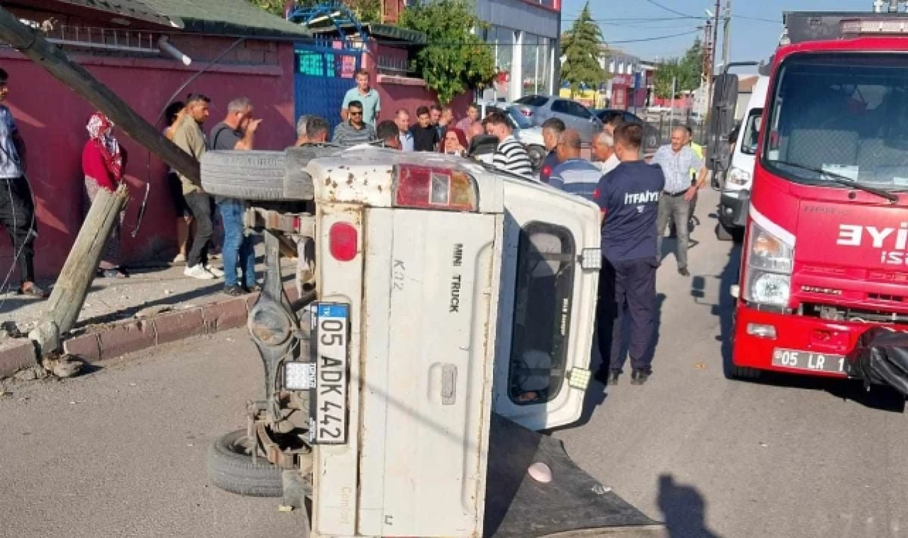 Merzifon'da telefon direğine çarpan araç yan yattı: 1 yaralı