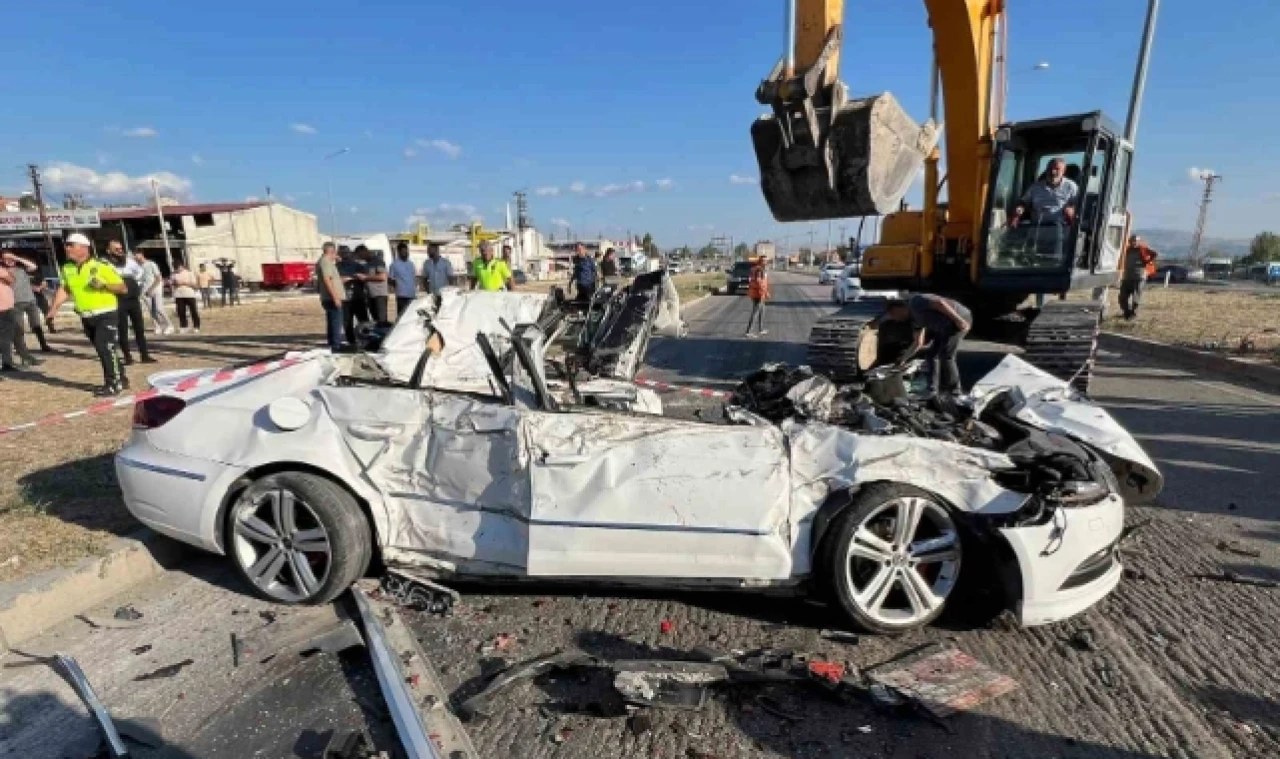Suluova'da otomobil kırmızı ışıkta bekleyen araçların arasına daldı: 1 ölü, 3 ağır yaralı