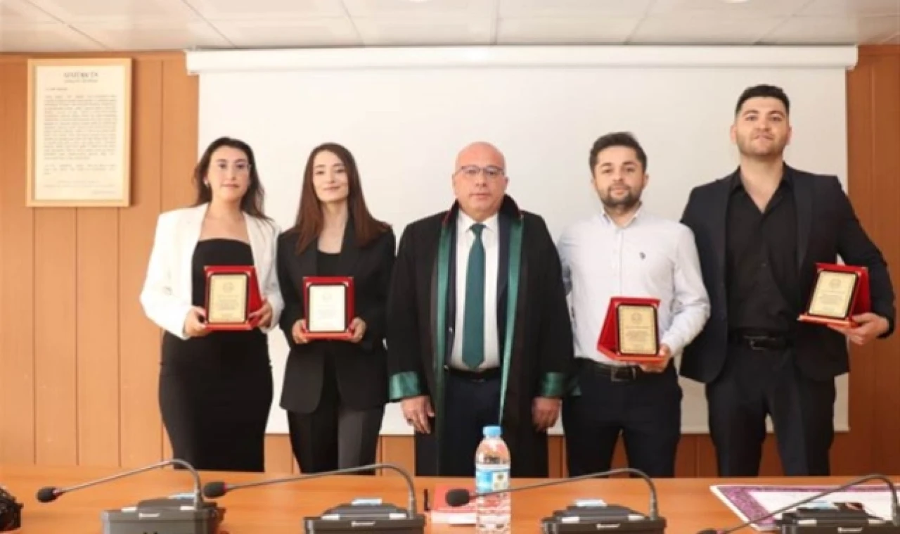 Yarışmaya Katılan Stajyer Avukatlara Plaket Verildi