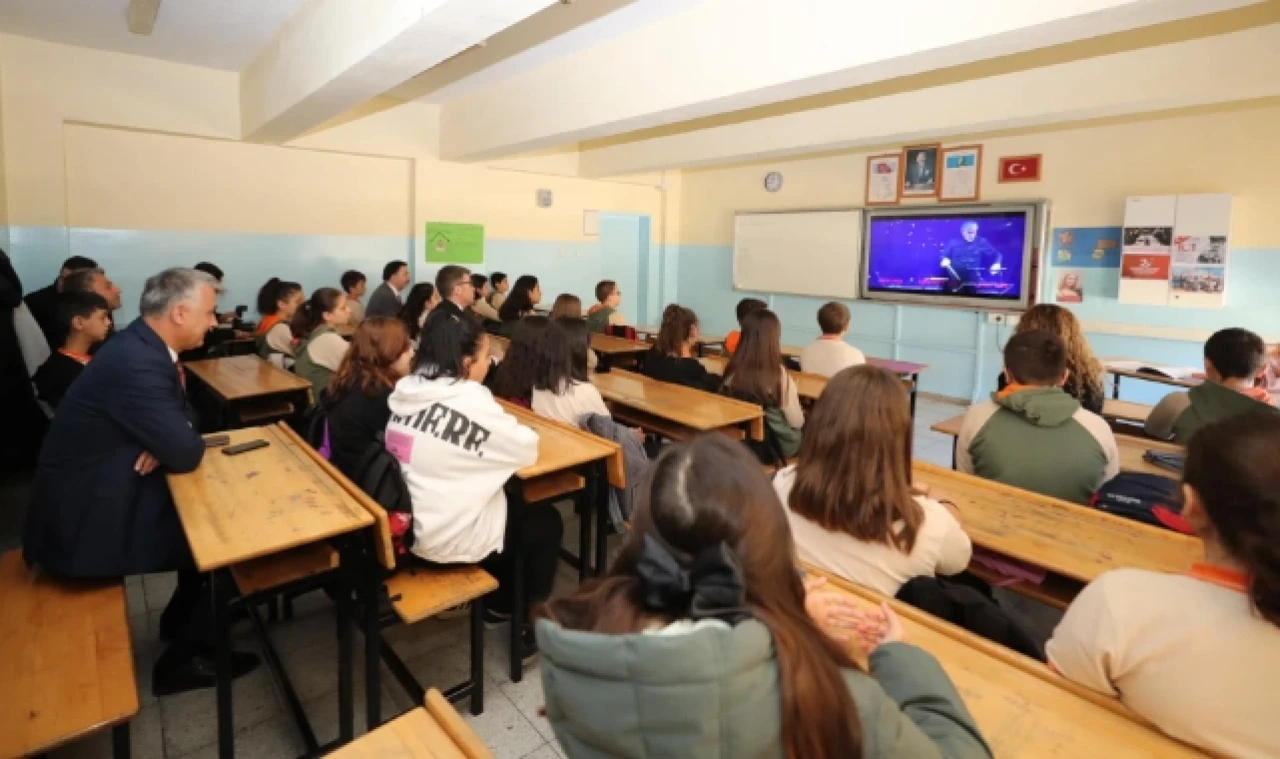 Bakan öğrencilerle birlikte "Dersimiz Cumhuriyete Doğru" filmini izledi