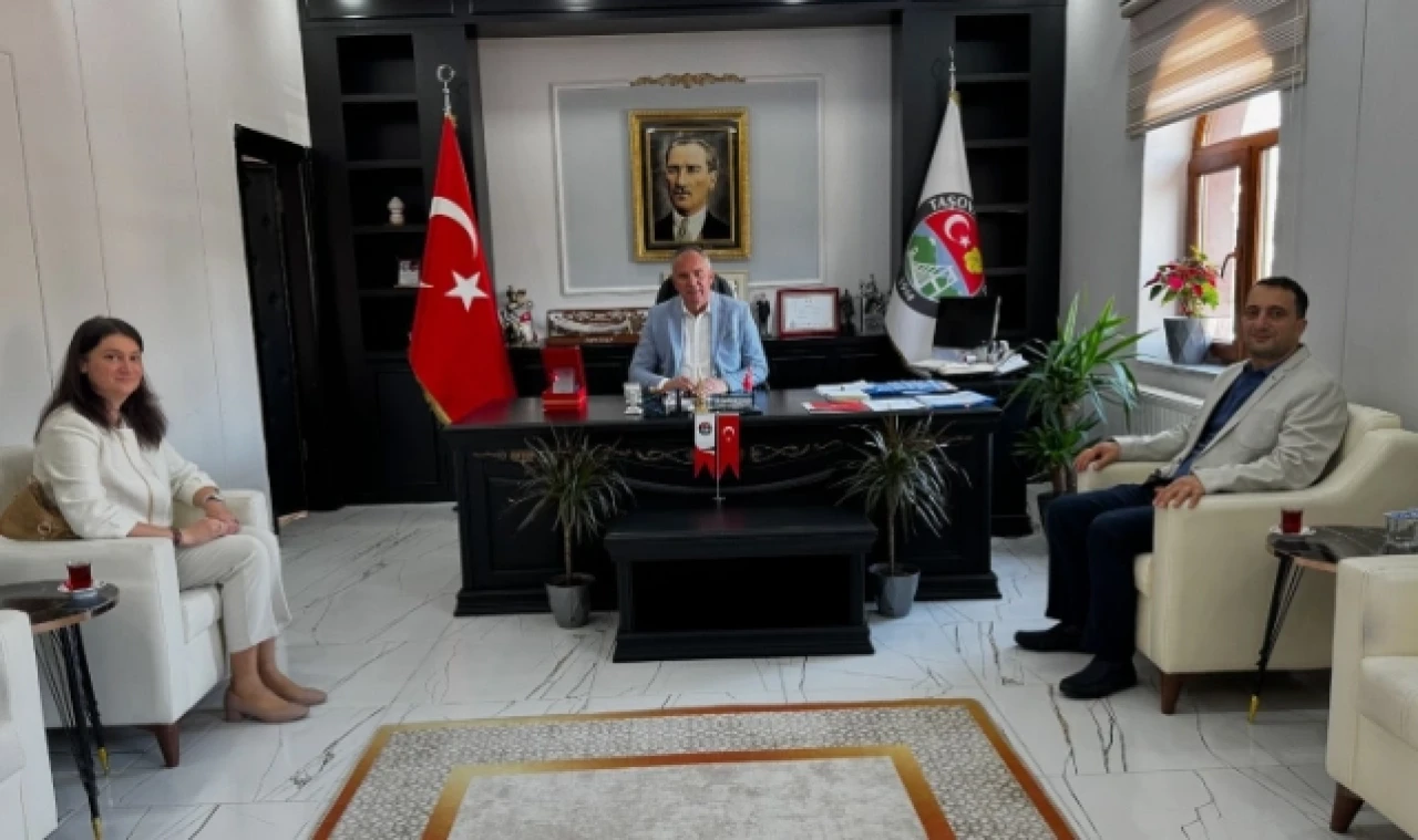 Başkan Özalp'e teşekkür plaketi