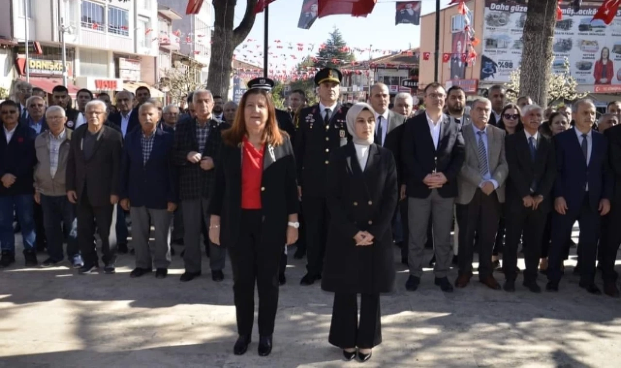 Gümüşhacıköy'de çelenk sunma töreni düzenlendi