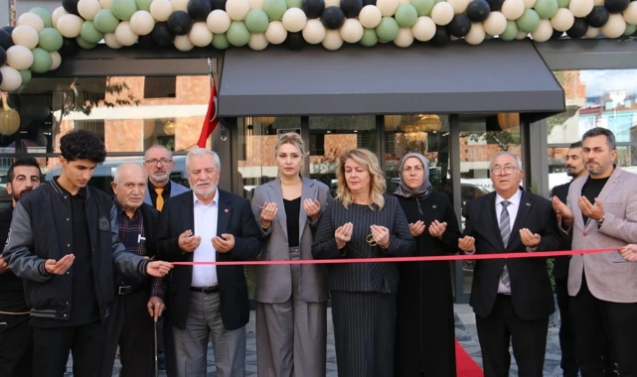 Paris Aspava Hizmete Açıldı