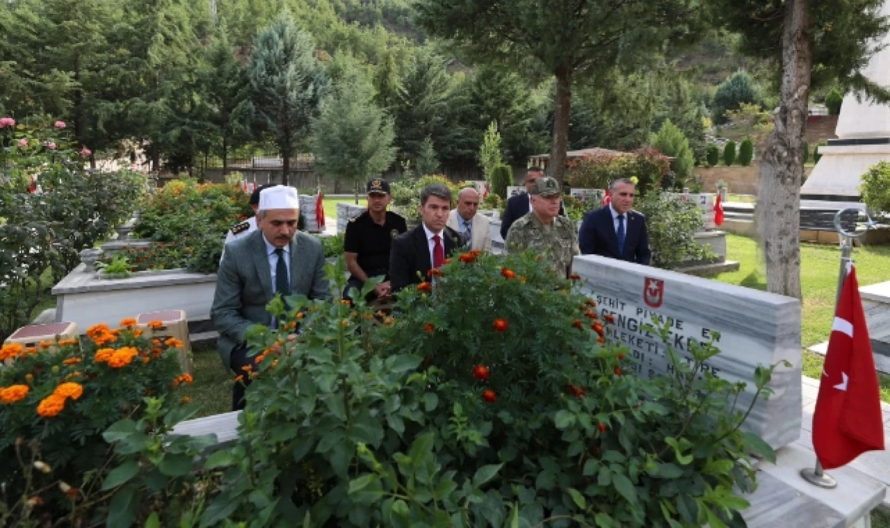 Vali Bakan Amasya Şehitliği'ni Ziyaret Etti