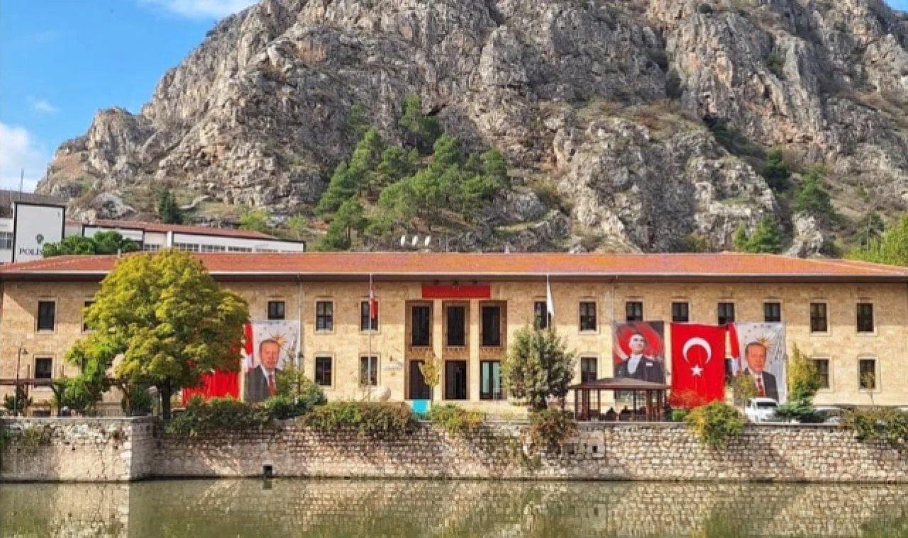Vali Bakan'dan Bayrak Asma Çağrısı