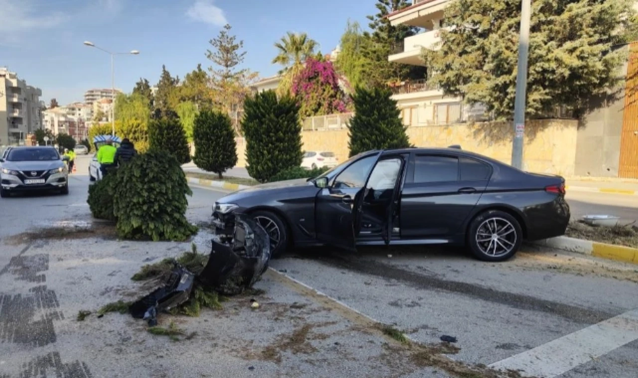 15 yaşındaki sürücünün kullandığı otomobil ağaçlara ve aydınlatma direğine çarptı