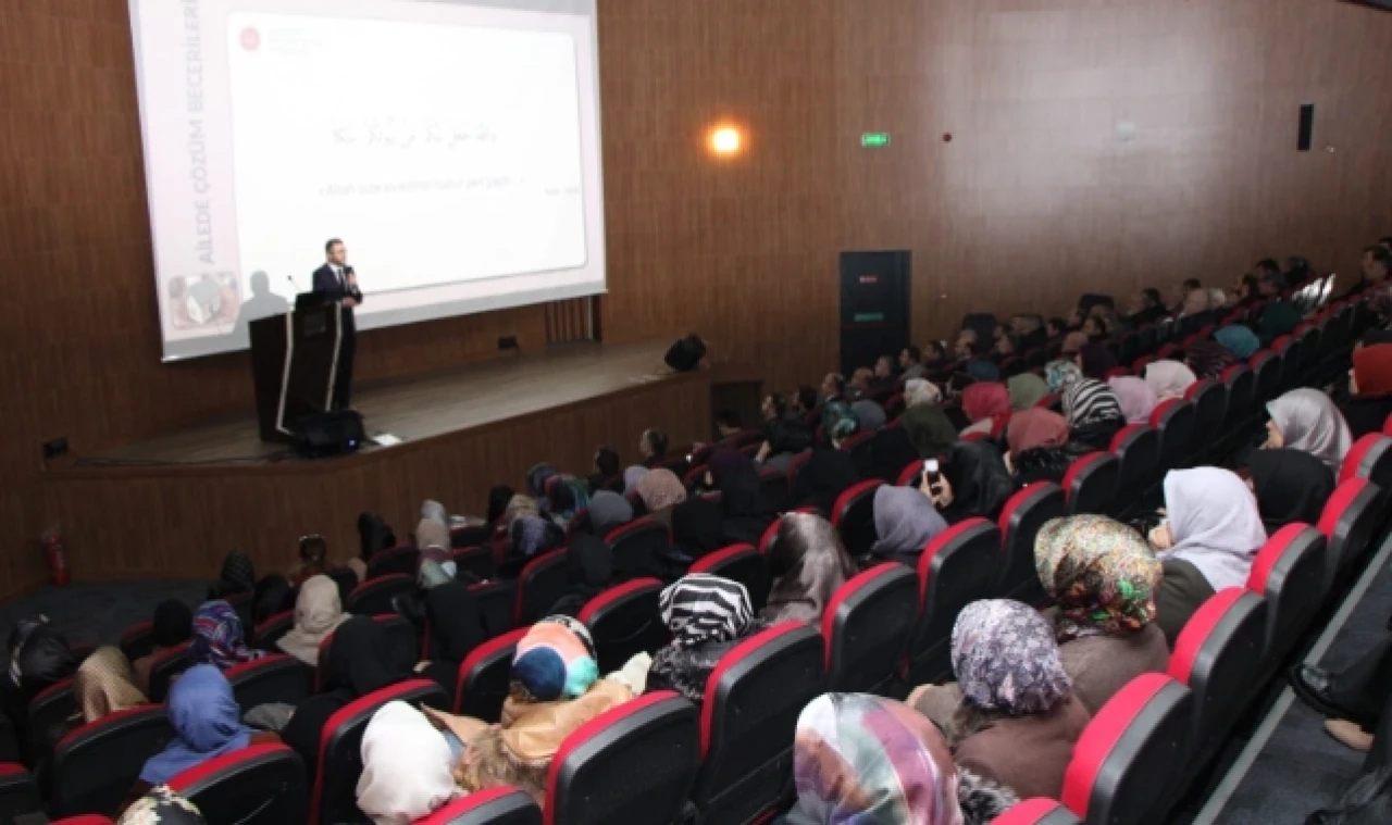 "Ailede Çözüm Becerileri" konulu konferans düzenlendi