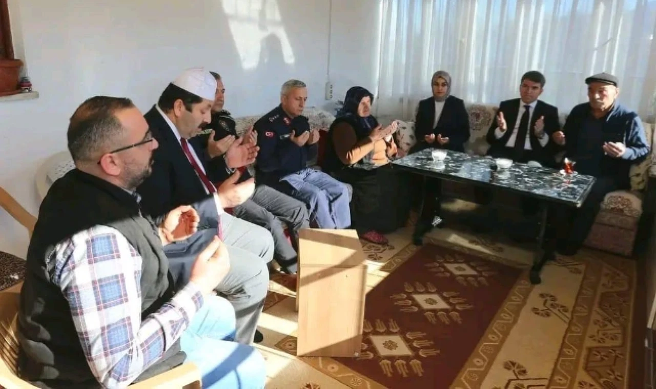 Bakan, Şehit Vural Gül'ün ailesini ziyaret etti