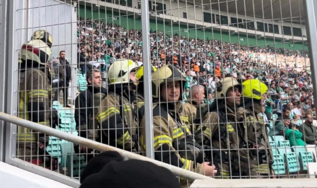 Yaklaşık 40 bin taraftarın izlediği maçta yangın paniği