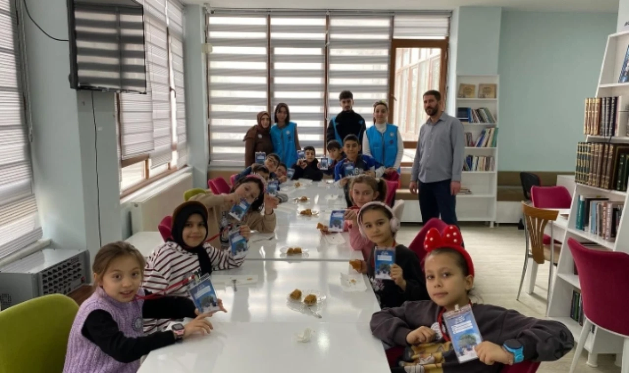 Amasya’da gönüllü gençlere ve çocuklara rozet hediye edildi