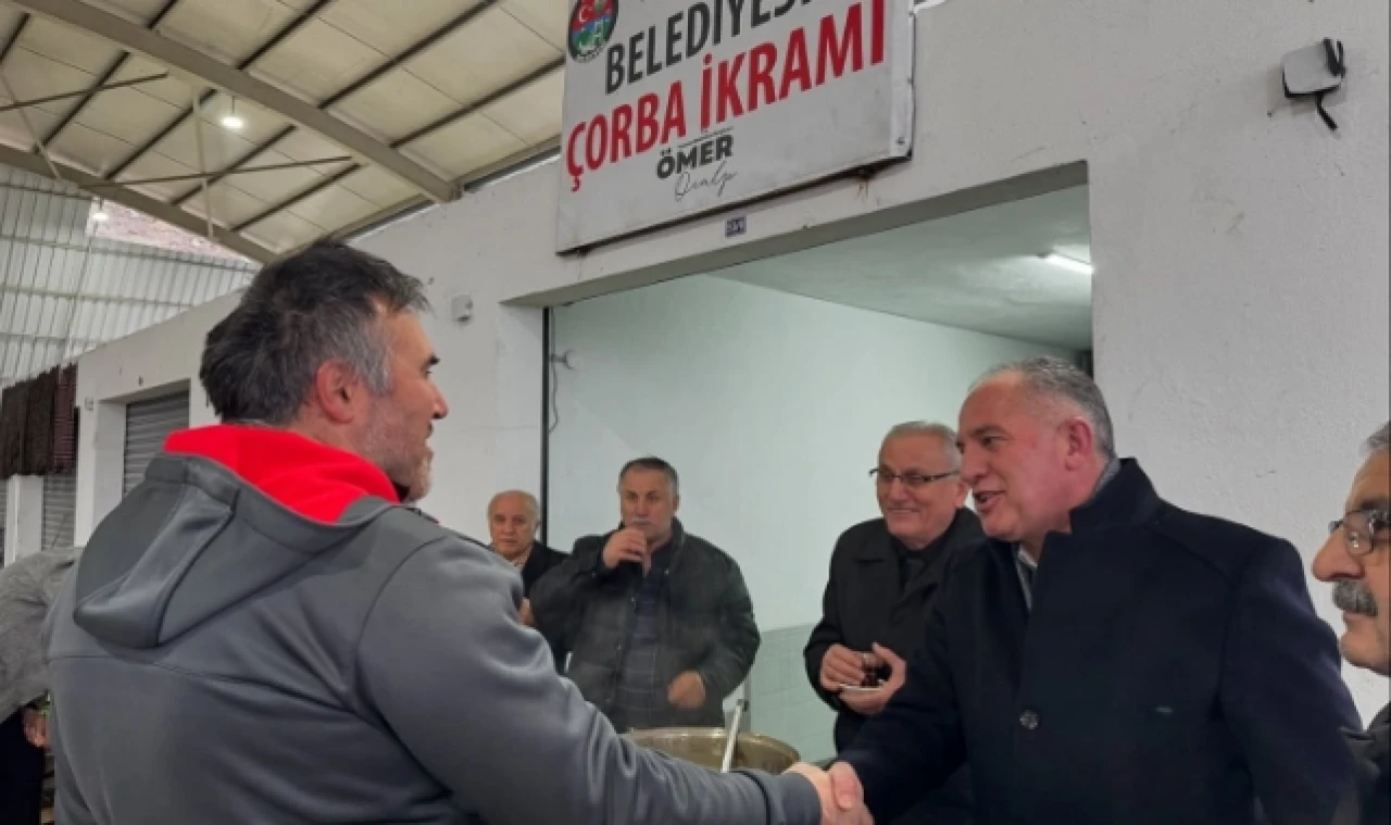 Başkan Özalp'ten esnafa sıcak çorba dağıtımı