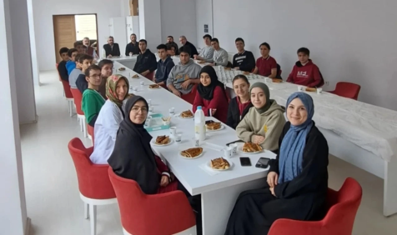 Fen Lisesi'nde öğle arası namaz molası etkinliği