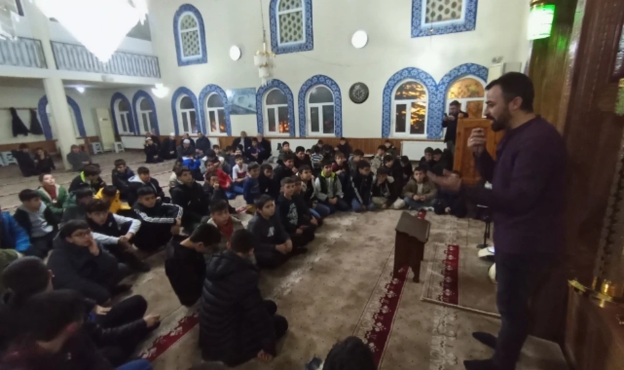 Gençler, Yılın En Uzun Gecesini Camide Geçirdi