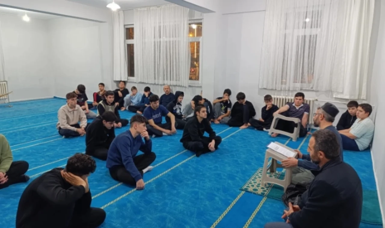 Gençliğe Değer Sohbet ve İlahilerle Gençlik Buluşması yapıldı
