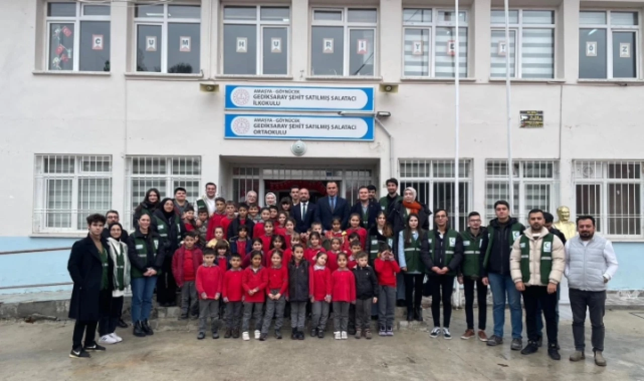 Gönüllüler öğrencilerle bir araya geldi