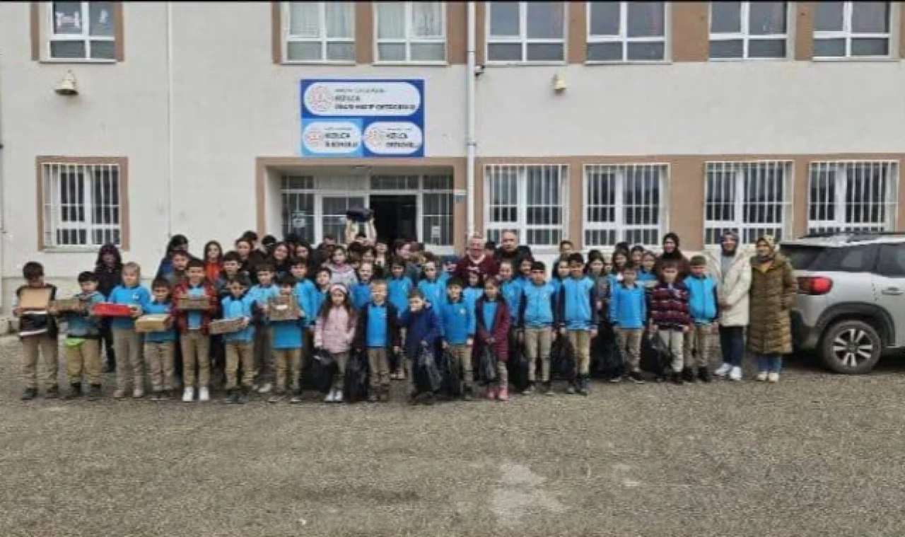 Köy Ortaokulu'na bot ve ayakkabı dağıtımı