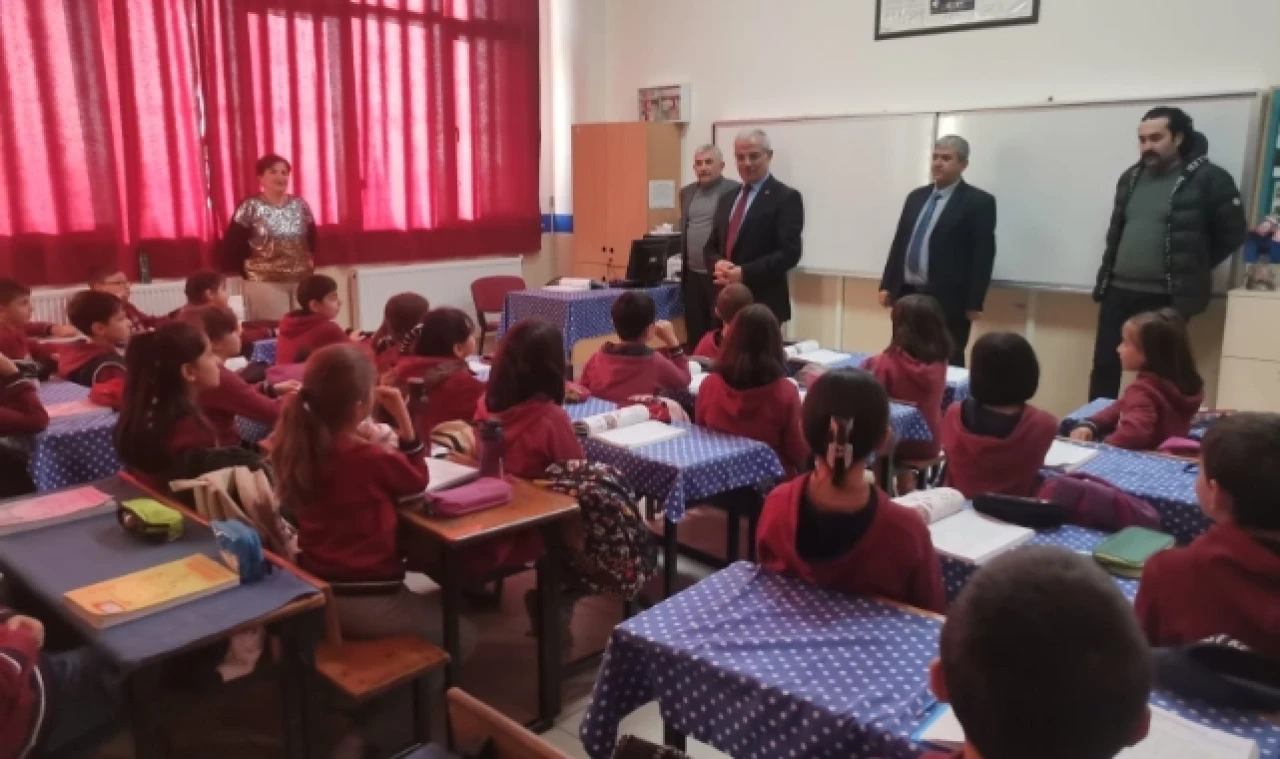 Müdür Yozgat öğrencilere kütüphane kimlik kartlarını hediye etti