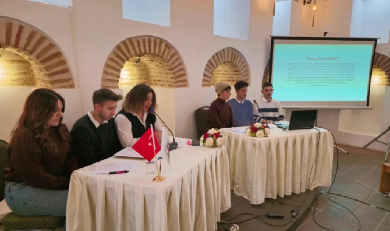 Münazara konusu: Yapay zeka çevirisi mi? İnsan çevirisi mi?