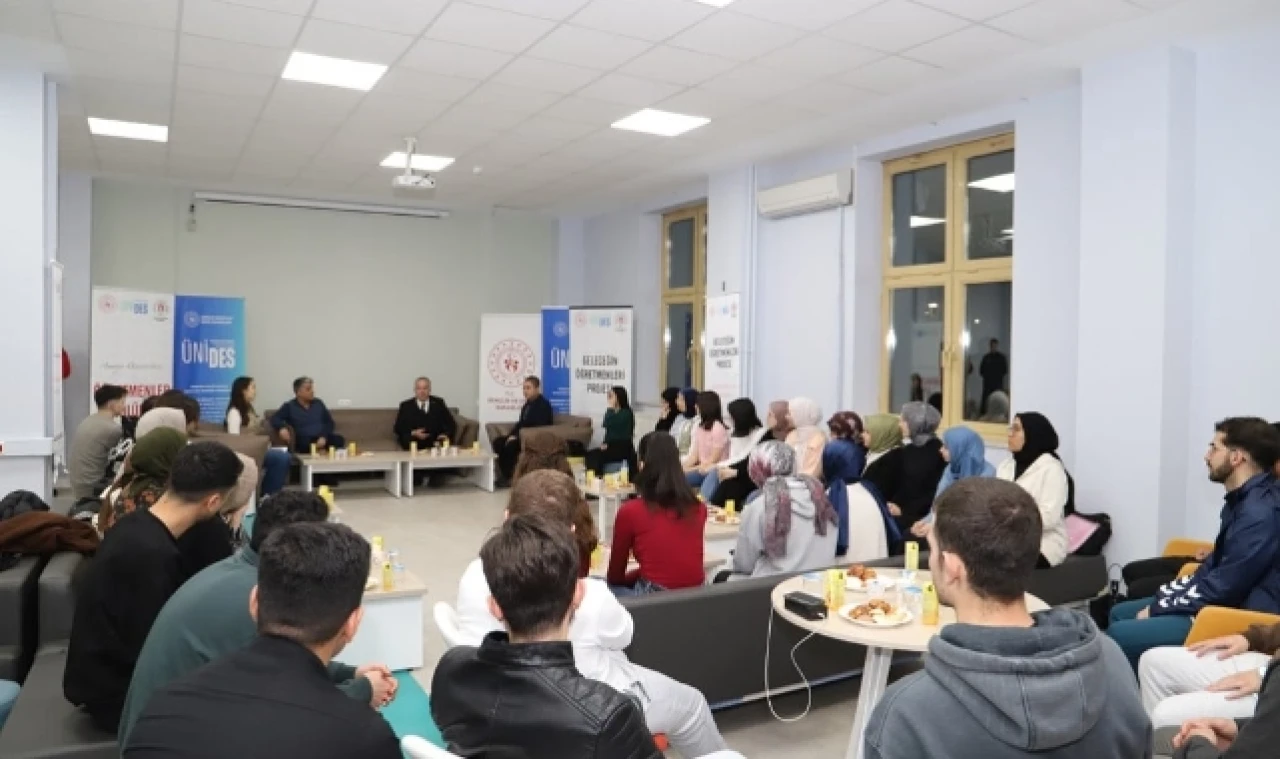 Rektör Turabi, Öğretmen Adayları ile Söyleşi Gerçekleştirdi