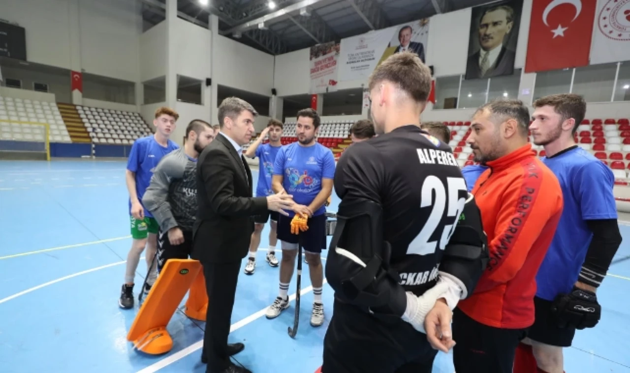 Vali Bakan Hokey Takımını ziyaret etti
