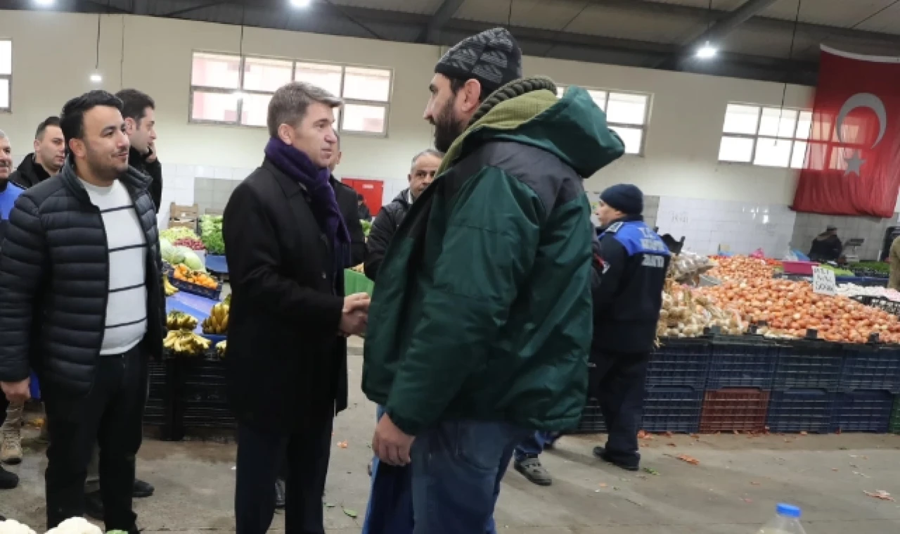 Vali Bakan pazarcı esnafını ziyaret etti