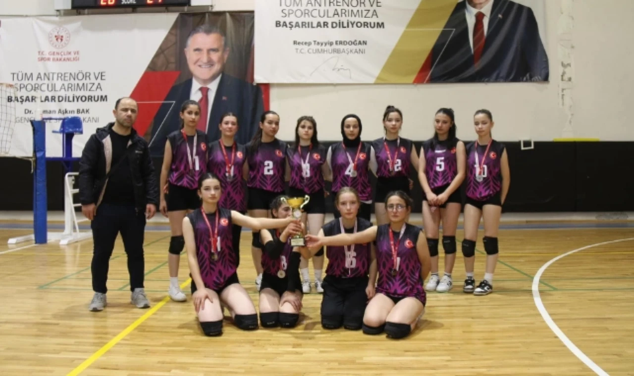 Voleybol Genç Kızlar Birinciliği Suluova'ya