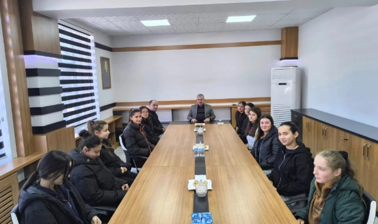Voleybolculardan Başkan Demir'e ziyaret