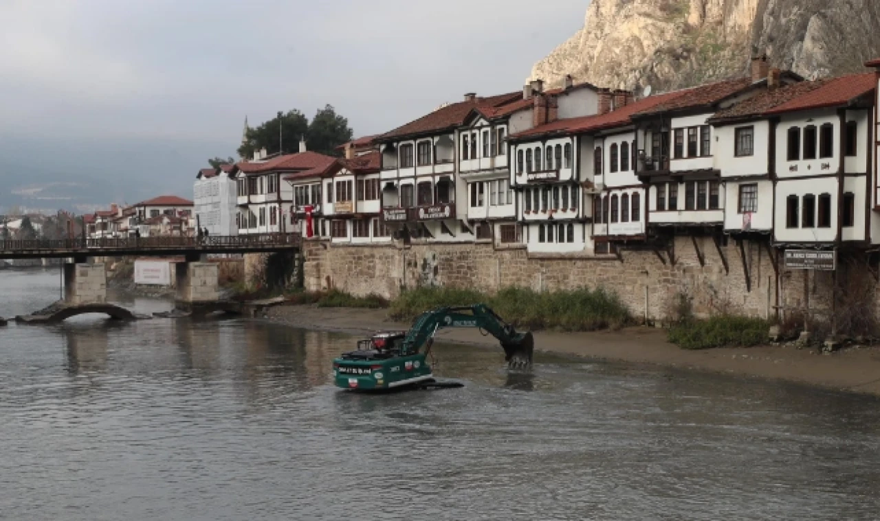 Yeşilırmak Nehri’nde temizlik çalışmaları