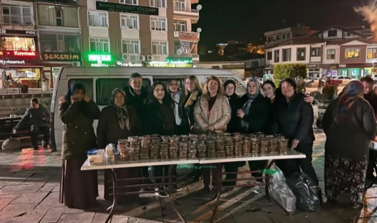 AK Parti Kadın Kolları lokma dağıttı
