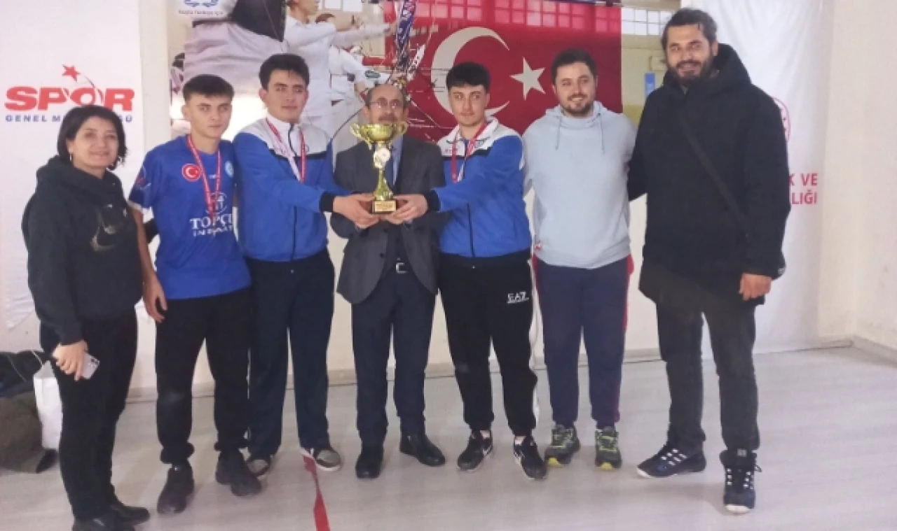 Amasya Sosyal Bilimler Lisesi tüm kupaları topladı