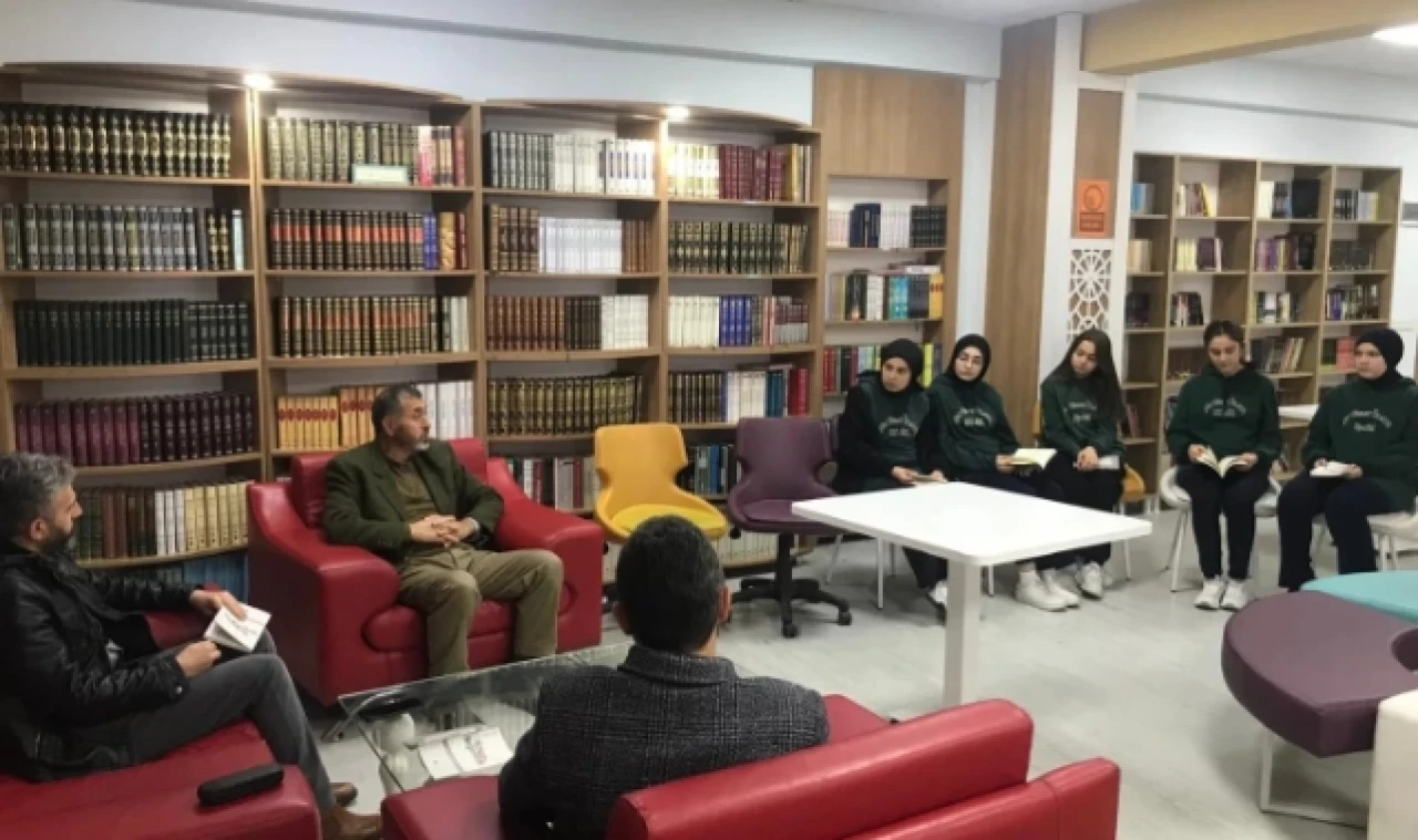 "Bizi Kim Beğenecek" kitap kritiği yapıldı