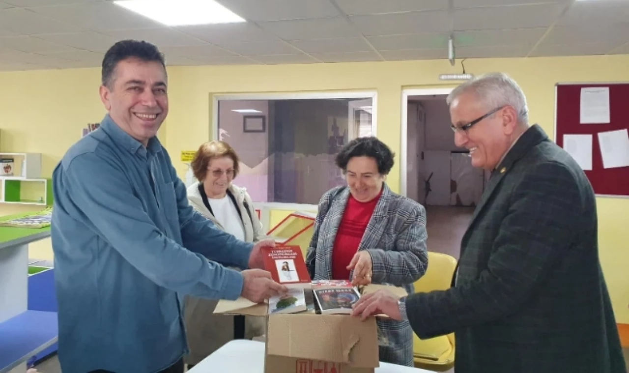 CHP'den 1 koli kitap hediyesi
