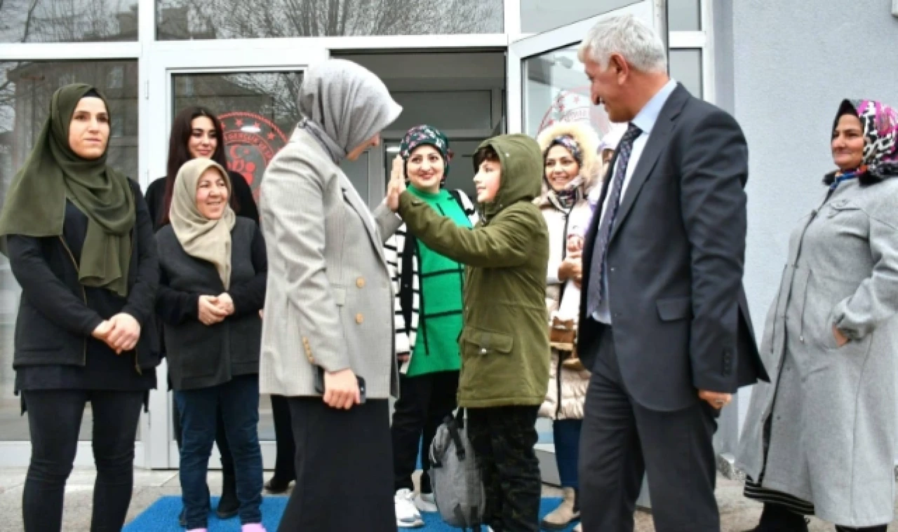 Güneş, Yarı Olimpik Kapalı Yüzme Havuzu’nu Ziyaret Etti