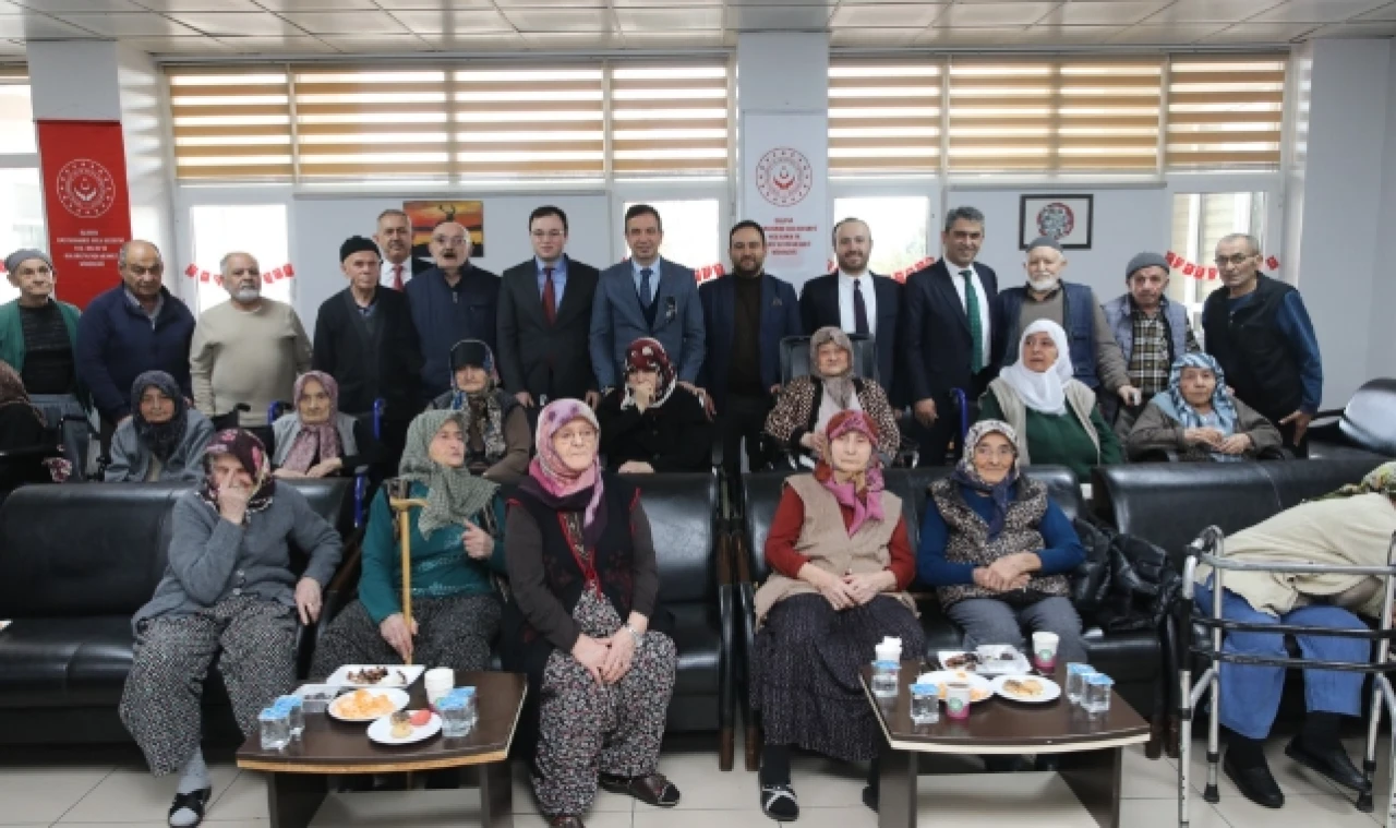 Huzurevi'nde yeni yıl tebrikleri
