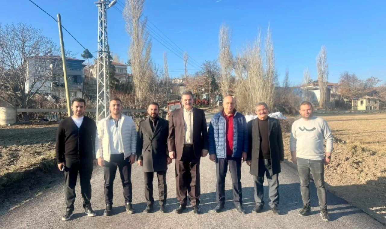 Sıcak asfalt çalışmalarını yerinde inceledi