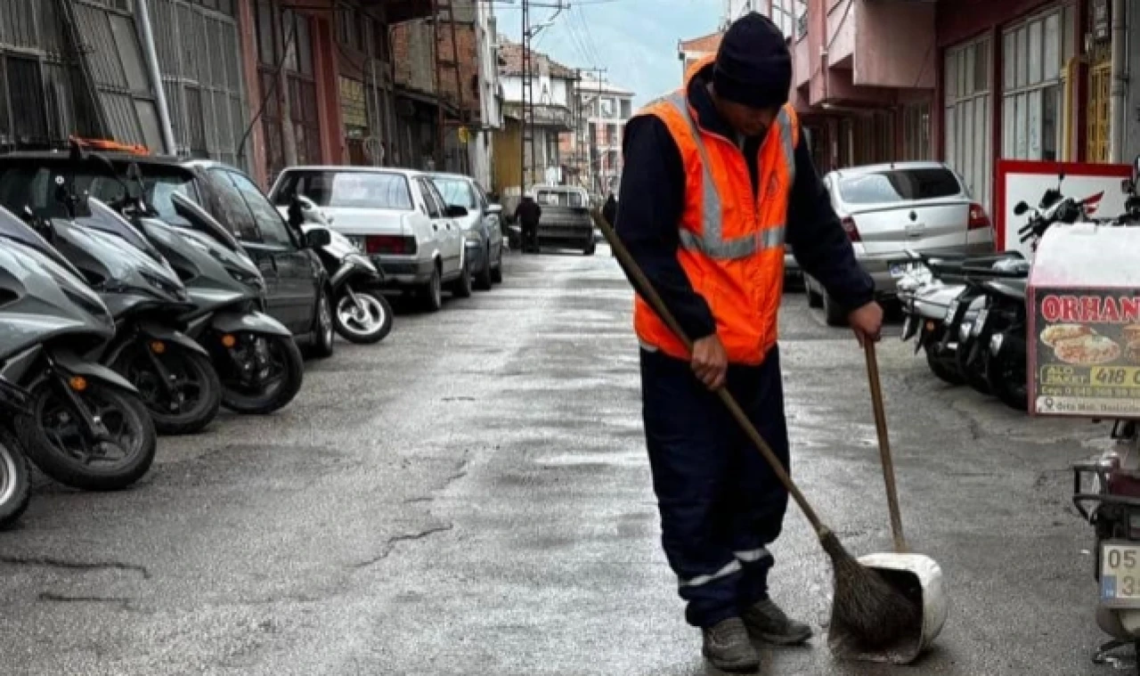 Temizlik işleri çalışmalarını sürdürüyor