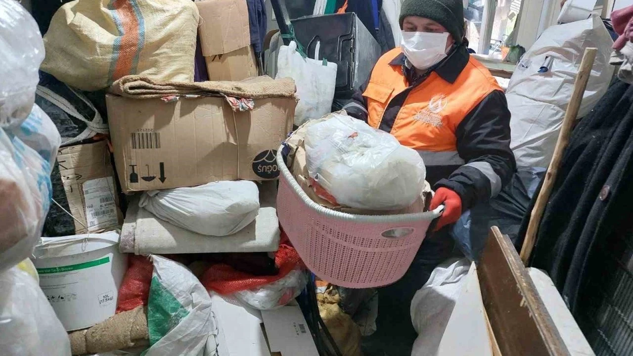 Bir evden 10 kamyonet çöp çıkartıldı