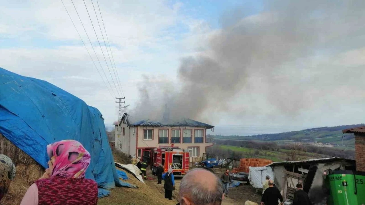 2 katlı evin çatısı alevlere teslim oldu