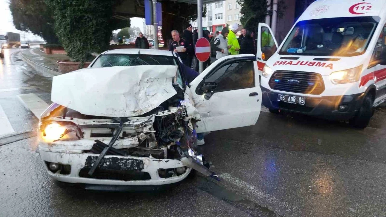 Otomobil ile kamyonet çarpıştı: 4 yaralı