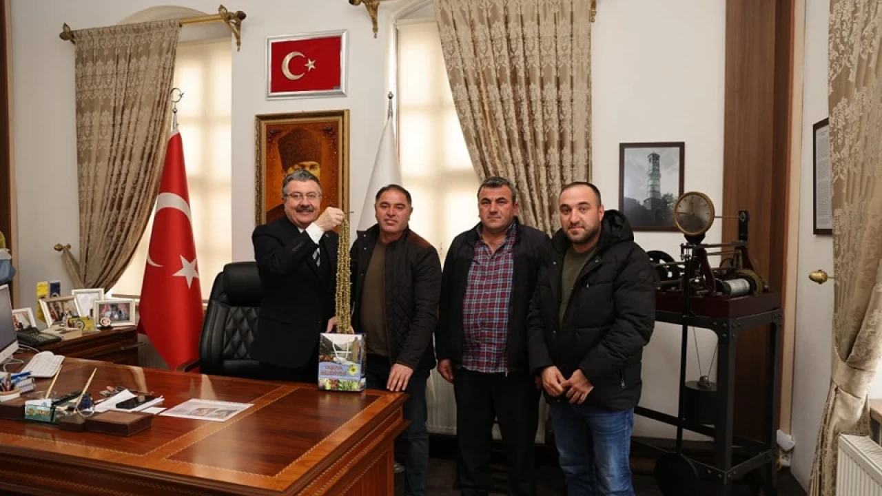 Başkan Kargı Muhtar ile Çiçek Bamya'sını görüştü